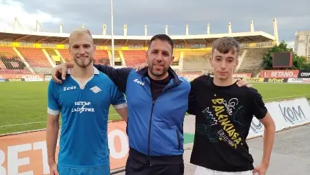 Павлин /вляво/ с баща си по-малкия си брат Михаел.         Снимка: Интернет