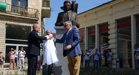 Откриха паметника на Канети  на 110-ия му рожден ден