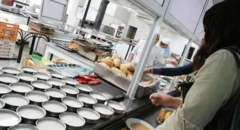 Проверяват храната в забавачките и училищата Проверяват храната в забавачките и училищата