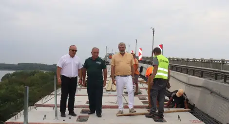 Над 80 нови стоманобетонни панела вече са монтирани на Дунав мост при Русе, до другата седмица всички панели в 200-метровия участък се предвижда да са подменени