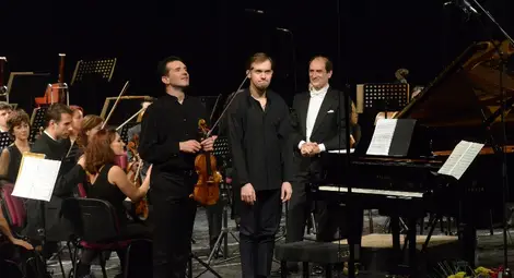 Цигуларят Светлин Русев, пианистът Евгени Божанов и диригентът Емил Табаков на сцената на &bdquo;Мартенски музикални дни&ldquo; миналата година.                                                 Снимка: Архив &bdquo;Утро&ldquo;