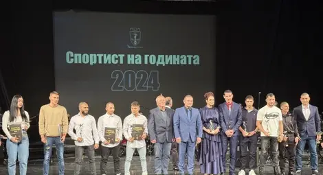 Великолепната десетка за 2024 година се събра на сцената на Доходното здание за традиционната снимка с кмета Пенчо Милков и главния редактор на &bdquo;Утро&ldquo; Младен Любенов.