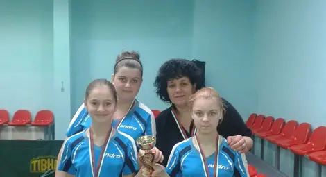 Дамите на &bdquo;Две могили&ldquo; бият наред на тенис