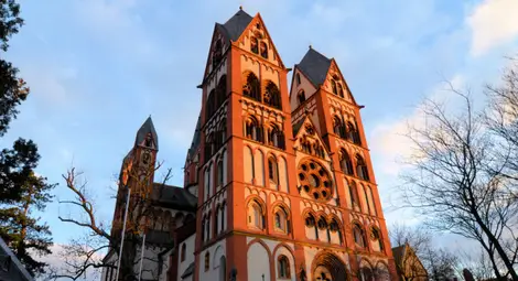 Часовникът на катедларата в Лимбург би 13 пъти в знак на протест срещу Католическата църква в Германия 