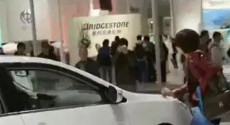 Жена драска кола на изложение, за да изнуди мъжа си да й я купи (ВИДЕО)