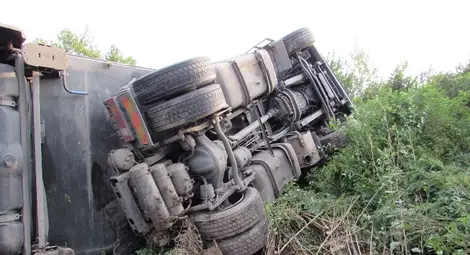 ТИР със сладолед се обърна заради изпречил му се автобус с пътници