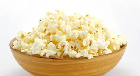 Какво да хапваме според жанра филм, който гледаме