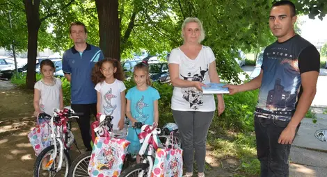 Шофьори стоплиха сърцата на съпругата и трите деца на починал колега