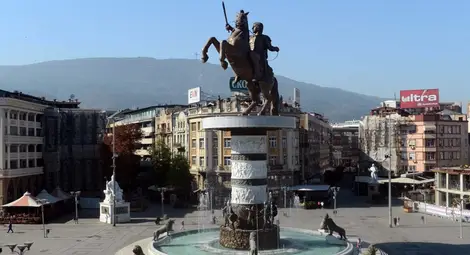 Македония спира антиквизацията, започва демонтаж на паметници