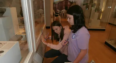 Ученици разпознаваха амфори, оръжия и украшения в музея