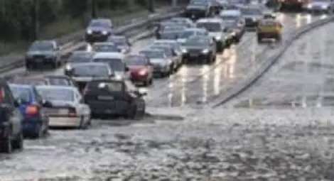 България пак под вода, пороите продължават примесени със сняг