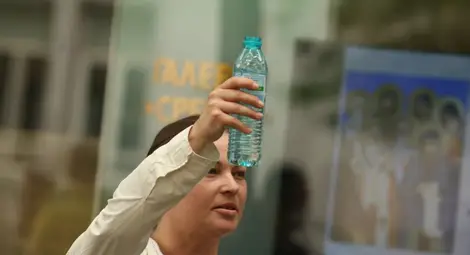 Артисти пиха по една студена вода пред Министерството на културата