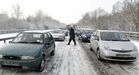 5 см сняг предизвика хаос във Великобритания