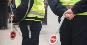 Дилър и услужлив приятел хванати с наркотици при пътна проверка