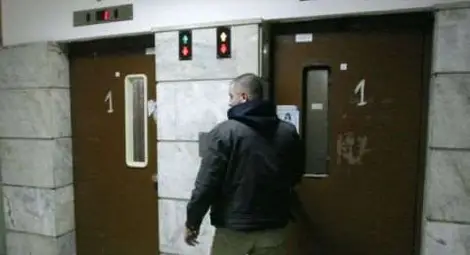 Пияно до несвяст момче клекнало в асансьора и омазало стените