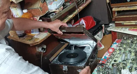 Лампов приемник на картон носи първата награда на Любо, който днес има радио музей