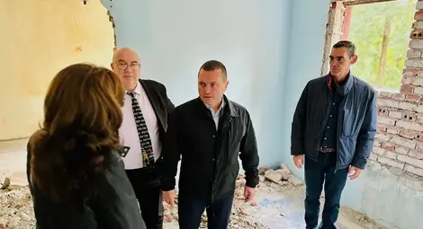 Кметът на Русе провери изпълнението на проекта за обновяване на ученическото общежитие в Образцов чифлик