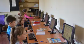 Втори компютърен кабинет оборудва училището в Мартен