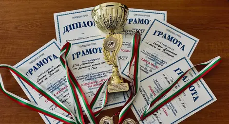 Специална награда за &bdquo;Питър Пан&ldquo; на Детска театрална школа &bdquo;Патиланци&ldquo; към Куклен театър &ndash; Русе и седем индивидуални отличия