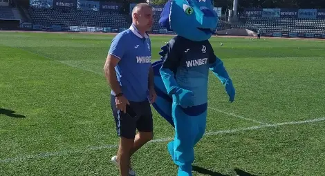 Светлин Симеонов въведе в „синьото“ семейство талисмана Драко. Светлин Симеонов въведе в „синьото“ семейство талисмана Драко.