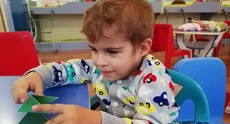 Лечение в чужбина дели 3-годишния Боби от мечтаното прохождане