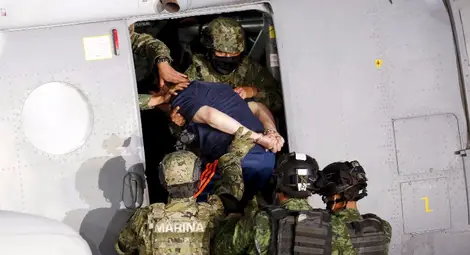 Ето как натикаха Ел Чапо в хеликоптер и го върнаха в пандиза, от който избяга 