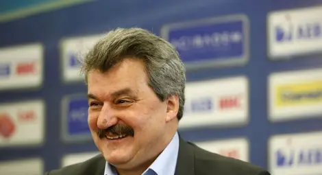 Тодор Батков сдава властта днес