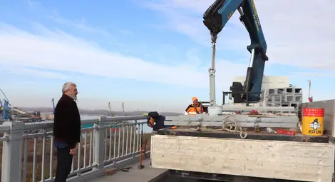 Запълниха пропаданията в активната лента на Дунав мост при Русе,  над 200 метра от пешеходния парапет са вече монтирани