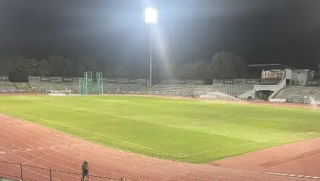 Гледаме и не вярваме - на Градския  стадион грее осветление в тестов режим