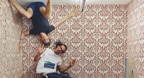 Нов хит в "Инстаграм": Снимки срещу гравитацията