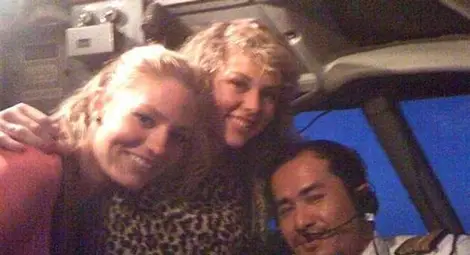 Блондинки гостували в пилотската кабина на изчезналия самолет