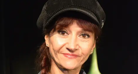 Директорката на Кукления възстановява баланса си, като твори бижута уникати