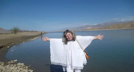 Авторката във водите на свещената река Брахмапутра, която извира от Кайлаш, прекосява Тибет, отива в Индия и оттам се влива накрая в Индийския океан.