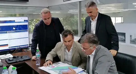 Кметът на Гюргево Адриан Ангелеску и председателят на Окръжния съвет Думитру Беану дойдоха в Русе на работна среща с Росен Даскалов, свързана с изграждането на завод за електомобили в Гюргево.			    Снимка: &bdquo;Син Карс&ldquo;