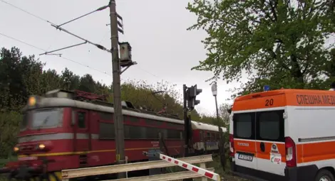 Пътнически влак прегази мъж и той оцеля