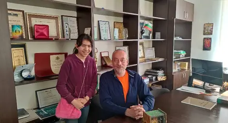 Директорът Пламен Бейков дава интервю на Арлина До.