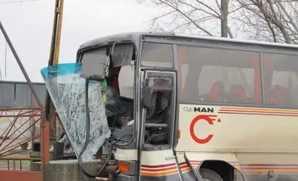 17-годишен катастрофира с откраднат автобус