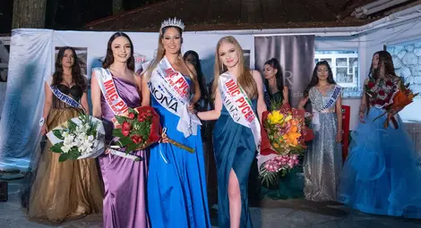 Победителката в конкурса Мис Русе 2023 Румяна Мартева и подгласничките й Христина Христова и Дияна Консулова. Снимка: Архив "Утро"