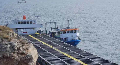 Започнаха опитите по изтеглянето на заседналия край Камен бряг кораб