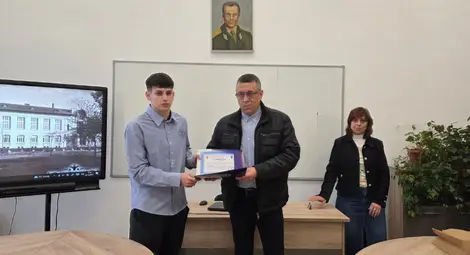 Двама ученици от Русе избраха честността пред голяма сума пари в намерен портфейл