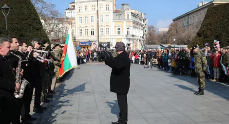 Стотици русенци отбелязаха пред Паметника на свободата националния празник на България – 3 март Стотици русенци отбелязаха пред Паметника на свободата националния празник на България – 3 март