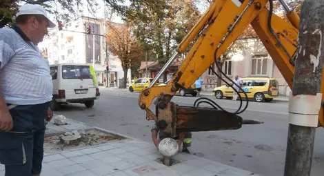 Къртят новите плочки, за да сложат старите каменни топки