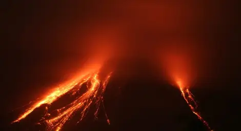 Евакуират стотици в Мексико заради вулкана Колима