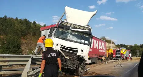 Стълб с камери до „тортата“ в Бяла спаси турски ТИР да не падне в Янтра Стълб с камери до „тортата“ в Бяла спаси турски ТИР да не падне в Янтра