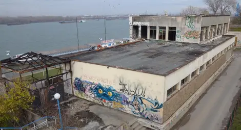 Събарят бившата  гребна база на кея