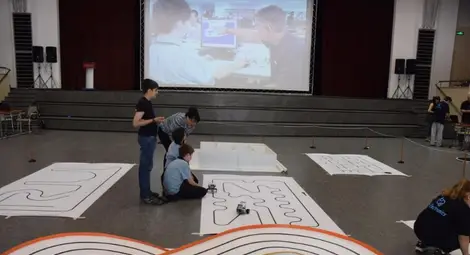 Наградиха най-добрите майстори на роботи Наградиха най-добрите майстори на роботи