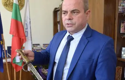 Рожденикът Стоилов добави автентичен офицерски щик към Батенберговата сабя