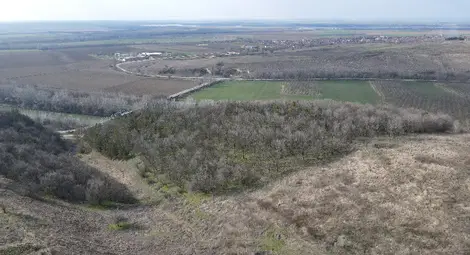 Неокастро е естествено защитено съоръжение край Янтра.
