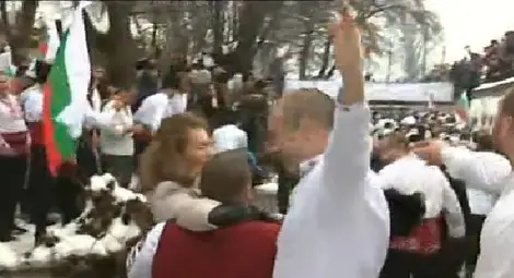 Яки мъжаги повлякоха Никол Станкулова в ледените води на Тунджа