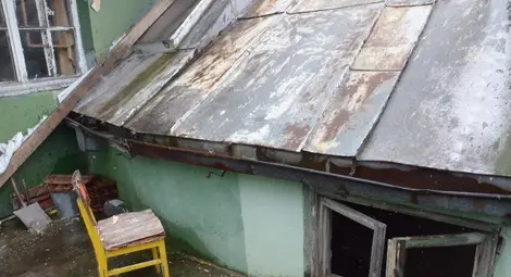 Клошари успели да се настанят в заключения бивш Учителски дом